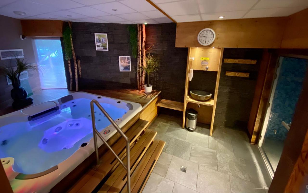 Logis Hotel Les Ancolies 아레체스 외부 사진