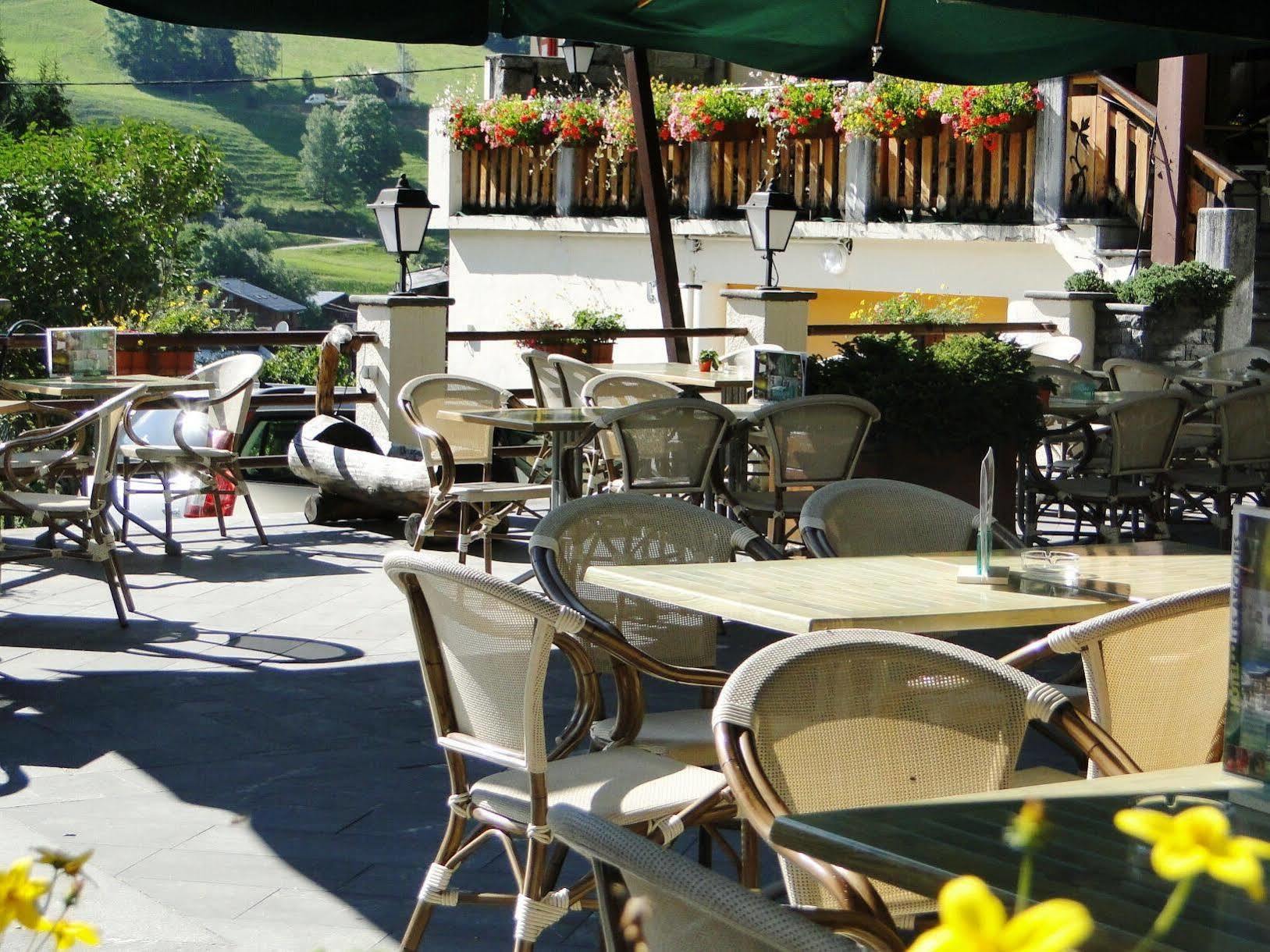 Logis Hotel Les Ancolies 아레체스 외부 사진