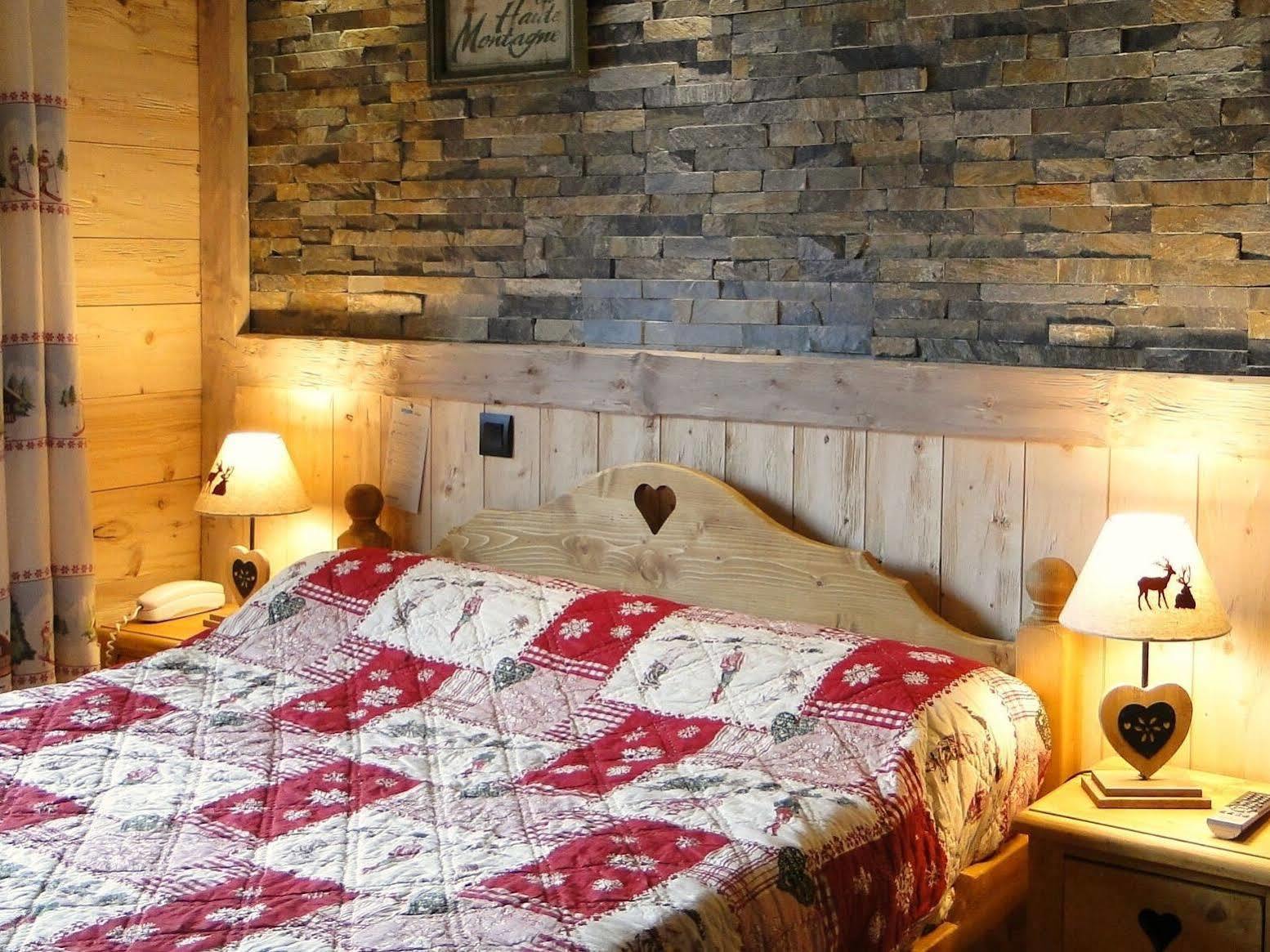 Logis Hotel Les Ancolies 아레체스 외부 사진
