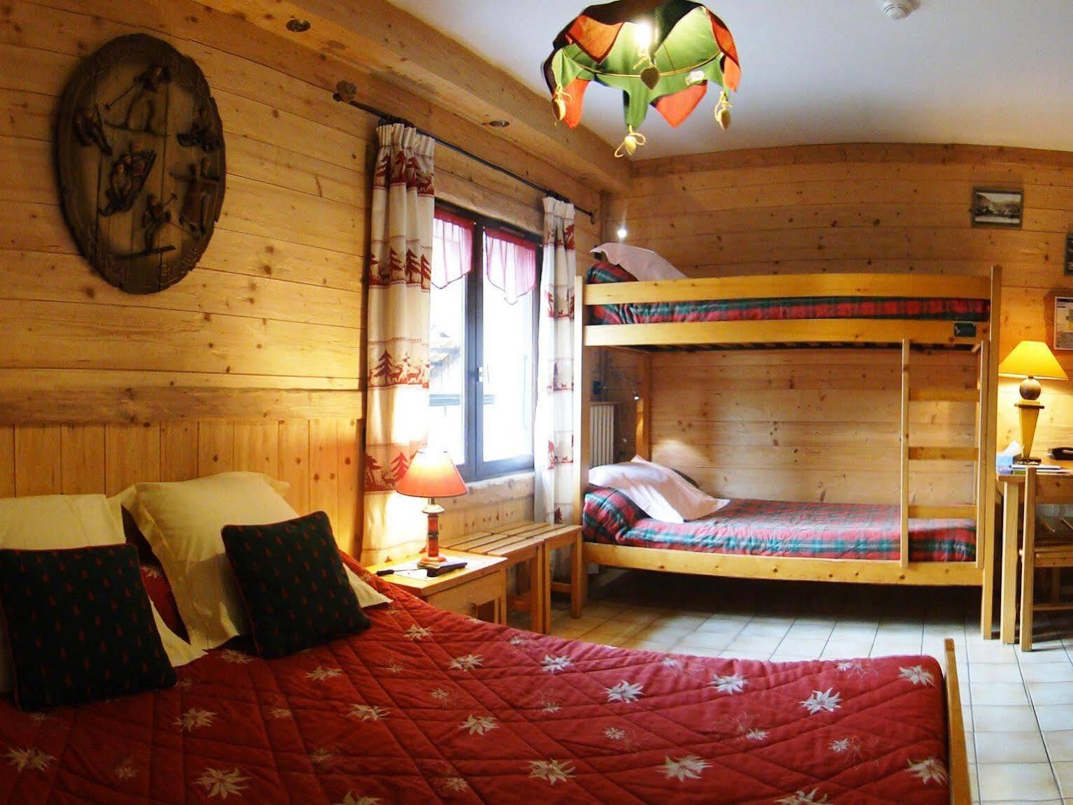 Logis Hotel Les Ancolies 아레체스 외부 사진
