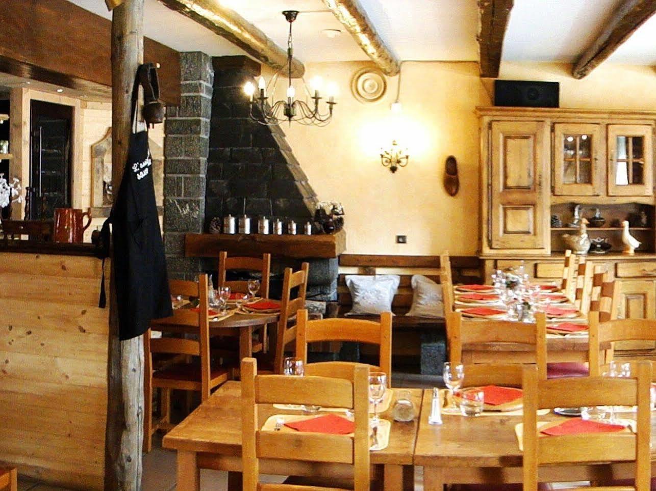 Logis Hotel Les Ancolies 아레체스 외부 사진