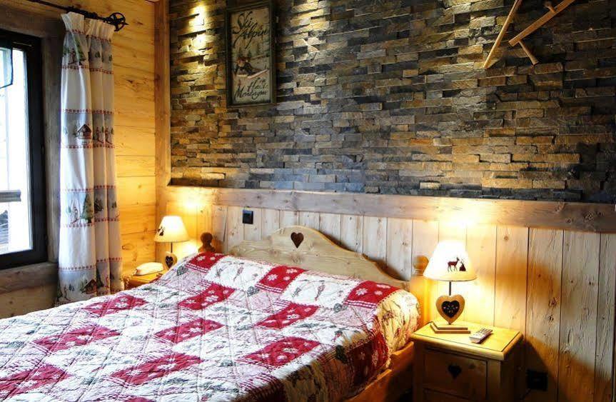 Logis Hotel Les Ancolies 아레체스 외부 사진