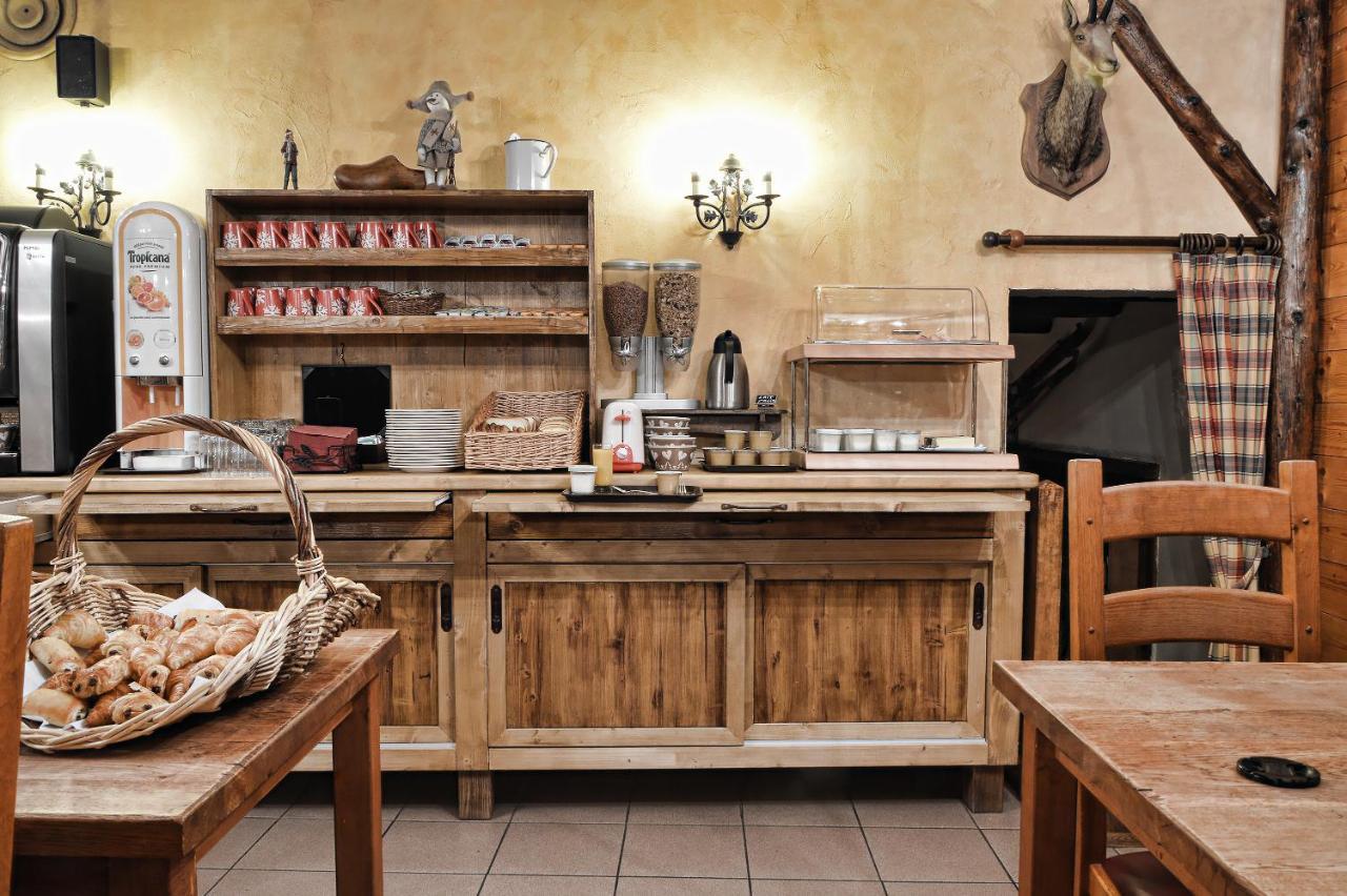 Logis Hotel Les Ancolies 아레체스 외부 사진