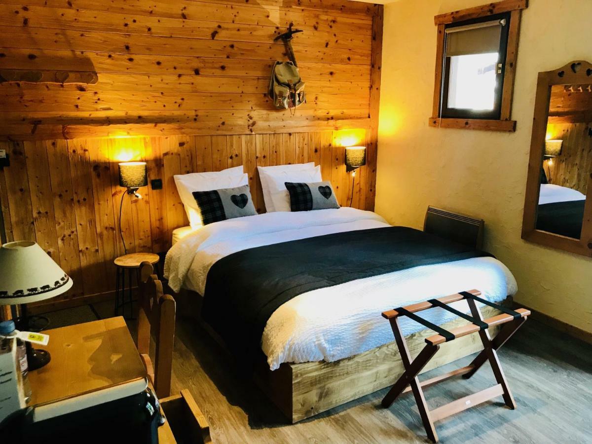 Logis Hotel Les Ancolies 아레체스 외부 사진