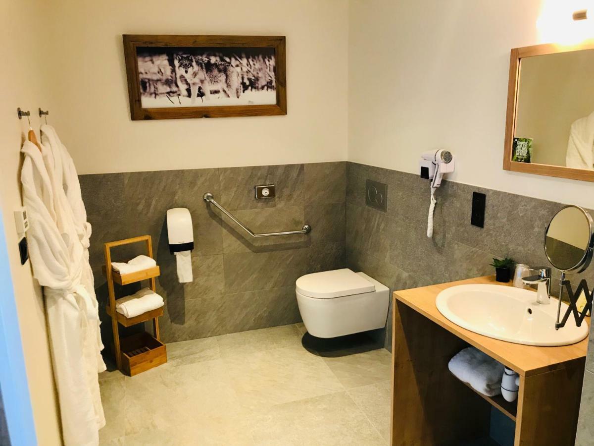 Logis Hotel Les Ancolies 아레체스 외부 사진